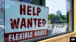 ARCHIVO - Un cartel de oferta de empleos en un escaparate en Deerfield, Illinois, EEUU, 21 de septiembre de 2022. 