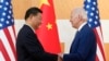 ARCHIVO - El presidente de Estados Unidos, Joe Biden, a la derecha, y el presidente de China, Xi Jinping, se dan la mano antes de su reunión al margen de la cumbre del G20, el 14 de noviembre de 2022, en Nusa Dua, Bali, Indonesia. 