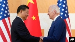 ARCHIVO - El presidente de Estados Unidos, Joe Biden, a la derecha, y el presidente de China, Xi Jinping, se dan la mano antes de su reunión al margen de la cumbre del G20, el 14 de noviembre de 2022, en Nusa Dua, Bali, Indonesia. 