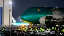 El último avión Boeing 747 cruza la Autopista Boeing después de salir de su hangar en la fábrica de Everett por primera vez, el 6 de diciembre de 2022, en Everett, Washington.
