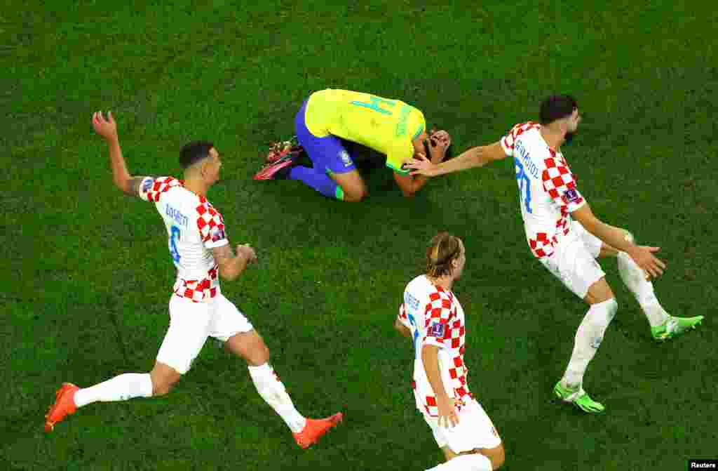 Jogadores croatas celebram a vitória da sua seleção depois do jogador brasileiro Marquinhos ter falhado o penalti que fechou o resultado do jogo dos quartos-de-final por 4-2.&nbsp;Estádio Cidade da Educação em Al Rayyan, Qatar. Dez, 9, 2022