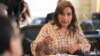 Esta imagen del folleto publicada por la Presidencia peruana muestra a la nueva presidenta de Perú, Dina Boluarte, hablando durante un Consejo de Ministros en Lima, el 12 de diciembre de 2022.