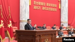ຜູ້​ນຳ​ເກົາຫຼີ​ເໜືອ ທ່ານ ກິມ ຈົງ ອຶນ ເຂົ້າ​ຮ່ວມກອງ​ປະ​ຊຸມ​ໃຫຍ່​ຄັ້ງ​ທີ 8 ຂອງ​ຄະ​ນະ​ກຳ​ມະ​ການ​ສູນ​ກາງ​ພັກ​ກຳ​ມະ​ກອນໃນ​ນະ​ຄອນຫຼວງ ພຽງ​ຢາງ, ເກົາຫຼີ​ເໜືອ, 26 ທັນ​ວາ 2022. ພາບ​ໂດຍ​ອົງ​ການ​ຂ່າວ KCNA.