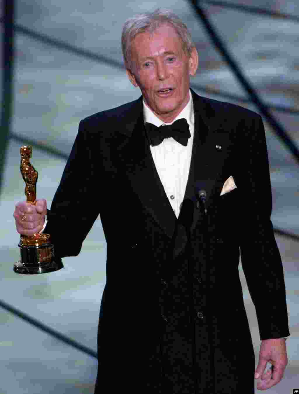 Peter O'Toole accepts his honorary Oscar from the Academy of Motion Picture Arts and Sciences during the 75th annual Academy Awards telecast in Los Angeles, March 23, 2003. 