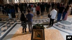 Ljudi prisustvuju liturgiji povodom Uskrsa u Hramu svetog Save u Beogradu, 2. maja 2021. (Foto: AP, Darko Vojinović)