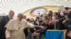 El Papa visita a niños ucranianos en un hospital de Roma