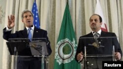 John Kerry con el ministro de Relaciones Exteriores de Qatar en una rueda de prensa en París el mes pasado.
