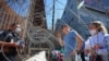 Un agente de Aduanas y Protección Fronteriza de los Estados Unidos escucha a los rusos que buscan una visa humanitaria en el Puerto de Entrada de San Ysidro de la frontera entre Estados Unidos y México en Tijuana, México, el 15 de marzo de 2022.
