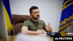 El presidente de Ucrania, Volodymyr Zelenskiy, se dirige a los participantes del Foro de Doha a través de un enlace de video, mientras continúa el ataque de Rusia contra Ucrania, en Kiev, Ucrania, el 26 de marzo de 2022. REUTERS
