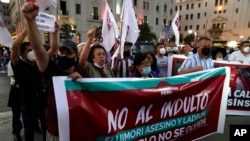 Manifestantes protestan contra la decisión del Tribunal Constitucional de Perú que aprobó la excarcelación del expresidente Alberto Fujimori en Lima, Perú, el jueves 17 de marzo de 2022. 