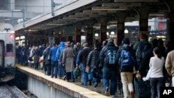 Pasajeros en la estación de tren South Station en Boston, Massachusetts.