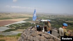 Un observador militar de la Organización de Supervisión de Tregua de la ONU monitorea con binoculares el terreno cerca de la frontera con Siria en los Altos del Golán, territorio ocupado por Israel. Mayo 11 de 2018. REUTERS/Baz Ratner