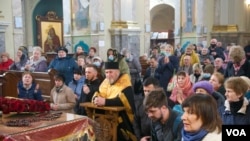 El arzobispo Vasyl Vasyl Semeniuk, un prelado greco-católico en la ciudad de Ternopil, en el oeste de Ucrania, dice que Ucrania tiene el deber sagrado de vencer al ejército ruso. [Foto: VOA / Jamie Dettmer]