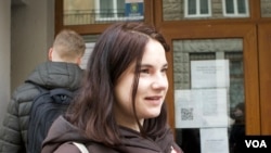 Yulia no está convencida de que Ucrania deba ceder ninguna parte de su territorio a Rusia, incluso si al hacerlo podría poner fin a la guerra. [Foto: VOA / Jamie Dettmer]