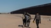 Un grupo de migrantes cerca de Algodones, Baja California, México, el 2 de diciembre del 2021.
