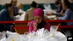 Brojanje glasova iz Srebrenica u Glavnom centru za brojanje glasova u Sarajevu (AP Photo/Amel Emric)