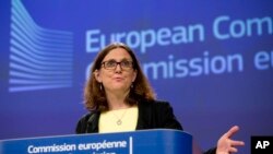 La comisionada de comercio de la Unión Europea, Cecilia Malsmtrom habla a la prensa tras el anuncio del presidente de EE.UU. Donald Trump, sobre la aplicación de aranceles al acero y aluminio. Junio 1 de 2018.