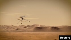 ARCHIVO - El helicóptero Ingenuity sobrevuela Marte en una ilustración sin fecha proporcionada por el Jet Propulsion Laboratory en Pasadena, California.