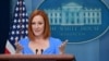 La secretaria de prensa de la Casa Blanca, Jen Psaki, hace un gesto mientras habla durante una conferencia de prensa en la Sala de reuniones Brady de la Casa Blanca en Washington DC, el 12 de mayo de 2022. 