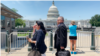 Los promotores de la ley de ajuste venezolano, Mildred Rodríguez y Francisco Rodríguez recorren las oficinas de los congresistas en Washington entregando la propuesta para regularizar a los migrantes venezolanos en Estados Unidos.