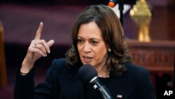 La vicepresidenta Kamala Harris habla en un servicio conmemorativo de Ruth Whitfield, víctima del tiroteo en el supermercado de Buffalo, en la Iglesia Bautista Mt. Olive, el sábado 28 de mayo de 2022, en Buffalo, Nueva York (AP Photo/Patrick Semansky)