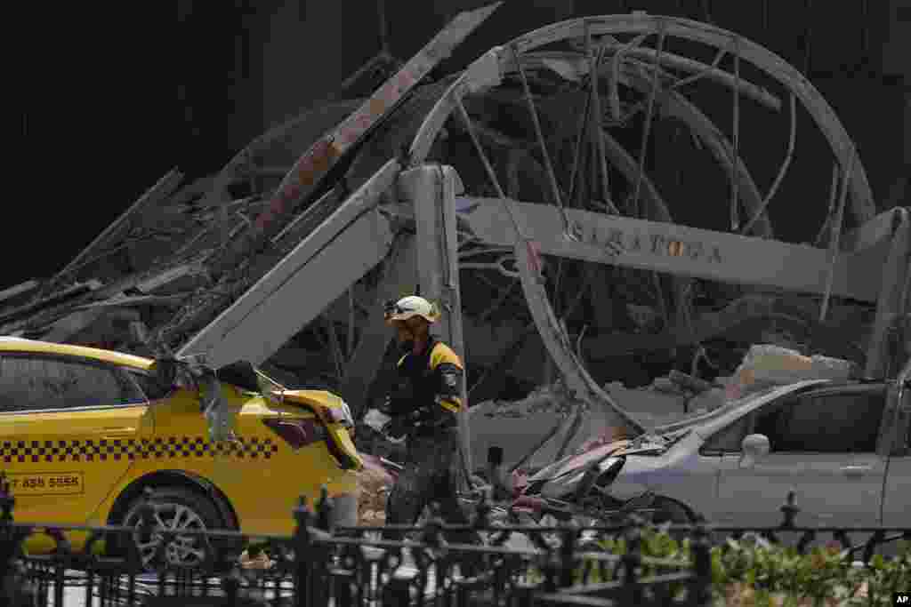 Un letrero del Hotel Saratoga de cinco estrellas cuelga entre los escombros despu&#233;s de que una explosi&#243;n mortal en La Habana Vieja, Cuba, el viernes 6 de mayo de 2022, lo da&#241;ara gravemente.