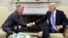 Presiden AS Joe Biden berjabat tangan dengan Raja Abdullah dari Yordania di Ruang Oval Gedung Putih di Washington, 19 Juli 2021. (Foto: Reuters)