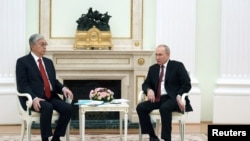 Presidenti rus Vladimir Putin dhe Presidenti kazak Kassym-Jomart Tokayev gjatë një takimi në Kremlin (16 maj 2022)