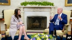 El presidente Joe Biden se reúne con la primera ministra de Nueva Zelanda, Jacinda Ardern, en la Oficina Oval de la Casa Blanca, el 31 de mayo de 2022, en Washington.