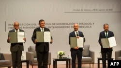 ARCHIVO - Delegaciones del oficialismo venezolano y la oposición durante las conversaciones en México, en agosto de 2021.