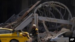 Un letrero del Hotel Saratoga cuelga entre los escombros después de una explosión mortal en La Habana Vieja, Cuba, el viernes 6 de mayo de 2022. (AP Foto/Ramón Espinosa)