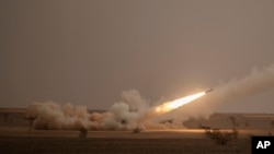 Un camión de lanzamiento dispara el Sistema de Cohetes de Artillería de Alta Movilidad (HIMARS) contra su objetivo previsto durante el ejercicio militar African Lion en el complejo Grier Labouihi, en el sur de Marruecos, el 9 de junio de 2021.
