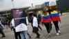 La gente se reúne en una mesa de votación durante las elecciones de las coaliciones presidenciales y del Congreso que determinarán qué candidatos se dirigirán a la primera ronda de la votación presidencial, en Bogotá, Colombia, el 13 de marzo de 2022.