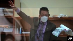 El juez Miguel Ángel Gálvez argumenta en la corte durante una audiencia por un caso de drogas en la Ciudad de Guatemala, el miércoles 11 de mayo de 2022.