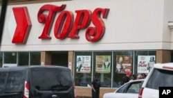 Varias personas recibieron disparos, el 14 de mayo de 2022, en un supermercado en Buffalo, N.Y. La policía dijo que tiene a un sospechoso bajo custodia.