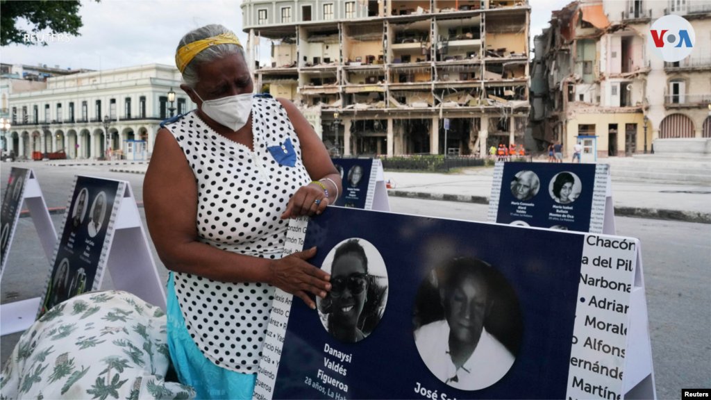 Una mujer, familiar de una de las víctimas fatales, asiste al homenaje realizado frente al hotel. 7 Una mujer, familiar de una de las víctimas fatales, asiste al homenaje realizado frente al hotel.