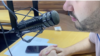 El periodista Luis Miguel Núñez, locuta desde una radio venezolana. 
