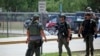 Agentes de policía frente a la escuela primaria de Robb, en Uvalde Texas, el 24 de mayo de 2022.