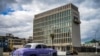 Un antiguo automóvil estadounidense pasa frente a la embajada de Estados Unidos en La Habana el 3 de mayo de 2022, cuando el consulado reanudó la emisión de algunos servicios de visas de inmigrantes que habían sido suspendidos desde 2017 luego de llamados "ataques sónicos".