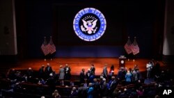 Miembros del Senado de EEUU se disponen a escuchar al presidente de Ucrania, Volodymyr Zelenskyy, quien se dirigiría de manera virtual al Congreso de EEUU, en Washington DC, el 16 de marzo de 2022.