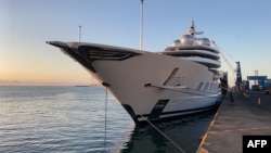 El yate Amadea, propiedad del sancionado oligarca ruso Suleiman Kerimov, atracado en Lautoka, Fiji, aparece en esta imagen de un folleto, cortesía del Departamento de Justicia de EEUU, publicada el 5 de mayo de 2022.