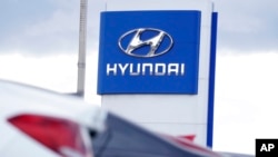 Logo Hyundai terlihat di salah satu gerai mobil asal Korea Selatan itu pada 20 Desember 2020, di Centennial, AS. (Foto: AP)