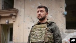 En esta foto proporcionada por la Oficina de Prensa Presidencial de Ucrania el 29 de mayo de 2022, el presidente ucraniano Volodymyr Zelenskyy visita la región de Kharkiv golpeada por la guerra.