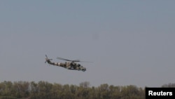 El helicóptero Mi-24 de las Fuerzas Armadas de Ucrania sobrevuela un campo, mientras continúa el ataque de Rusia a Ucrania, en un lugar desconocido en el este de Ucrania el 6 de mayo de 2022. 