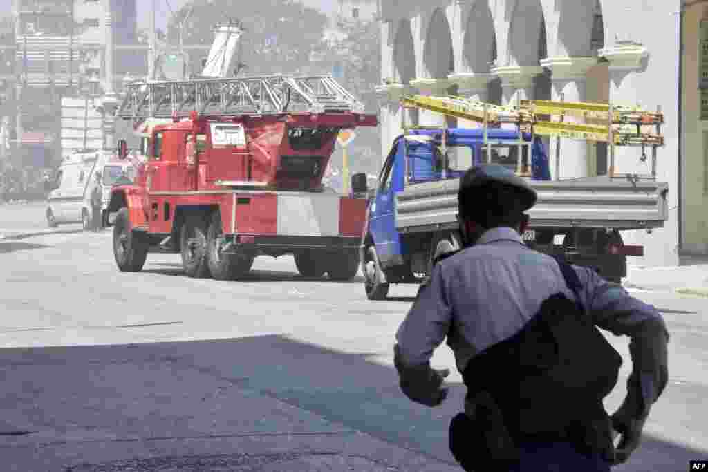 Rescatistas ayudan a socorrer a las v&#237;ctimas atrapadas en los escombros del hotel Saratoga en La Habana, Cuba, el 6 de mayo de 2022.