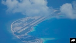 Una pista de aterrizaje construida por China en una isla artificial en el Mar de la China Meridional se observa en esta foto la agencia AP el 20 de marzo de 2022.
