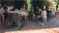 Adultos mayores conviven amigablemente en la Casa Hogar Padre Pío, pero dicen que extrañan a sus familiares.