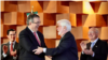El secretario de Relaciones Exteriores de México, Marcelo Ebrard, junto a Christopher Dodd, asesor presidencial de EEUU para las Américas en la celebración de 200 años de relaciones bilaterales, el 12 de diciembre de 2022. (Twitter/@USAmbMex)