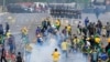 Para pengunjuk rasa, pendukung mantan Presiden Jair Bolsonaro, bentrok dengan polisi saat protes di luar gedung Istana Planalto di Brasilia, Brazil, 8 Januari 2023. (Foto: AP)