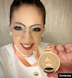 La violinista venezolana Daniela Padrón exhibe su presea al ser nominada a la XXIII edición de los Premios Grammy Latinos, celebrada el 17 de noviembre de 2022 en el Michelob Ultra Arena de Las Vegas, Nevada, EEUU. Foto cortesía de la entrevistada.
